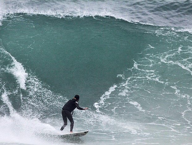 Derek surfando numa onda 4 vezes mais alta que ele.