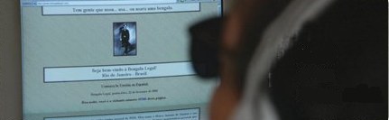 MAQ em frente ao computador.
