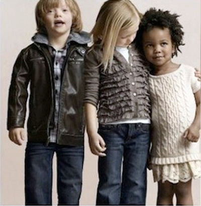 Foto de Noah e duas meninas: uma negra e outra loira.